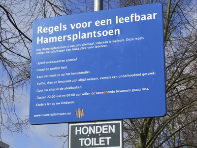 908124 Afbeelding van een bord met 'Regels voor een leefbaar Hamersplantsoen', bij de Verlengde Hoogravenseweg te Utrecht.